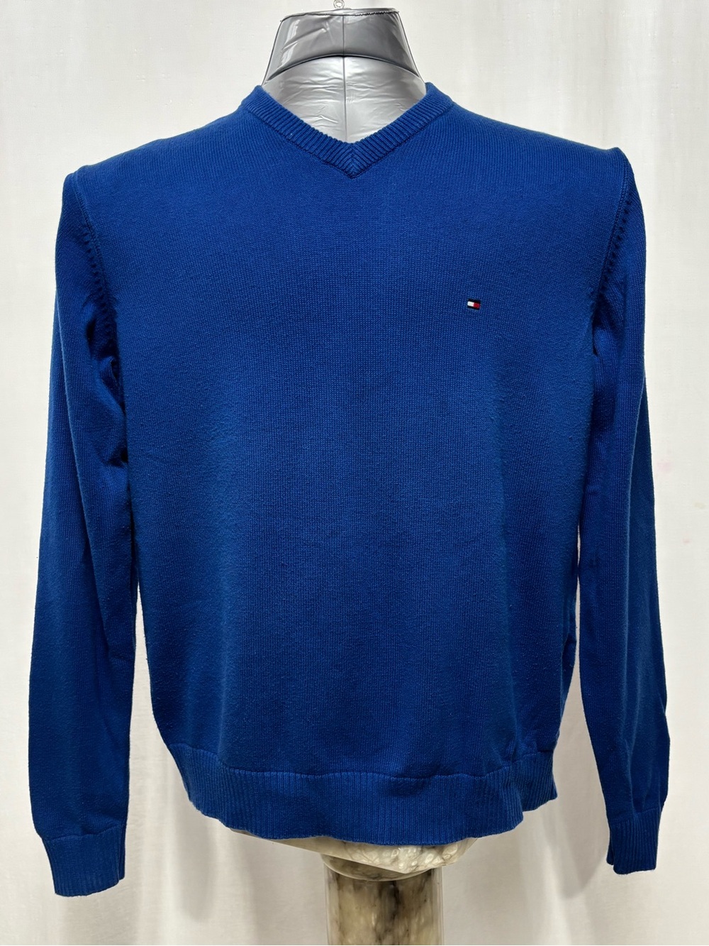 Tommy Hilfiger Men's Classic Royal Blue V-Neck Sweater preppy business casual575